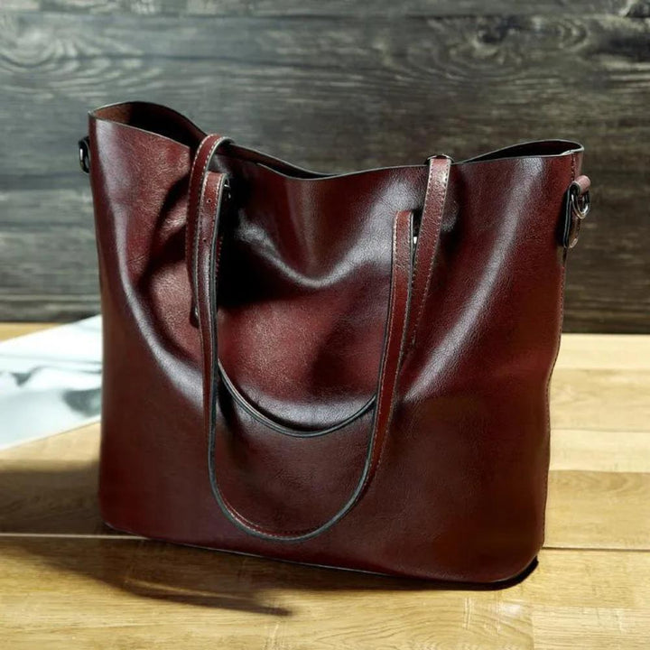 Viktorija Charm – ādas plecu soma ar vintāžas šarmu un mūžīgu eleganci