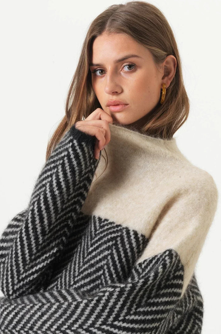 Alvīne Knit – premium augstās apkakles džemperis ar izsmalcinātu faktūru