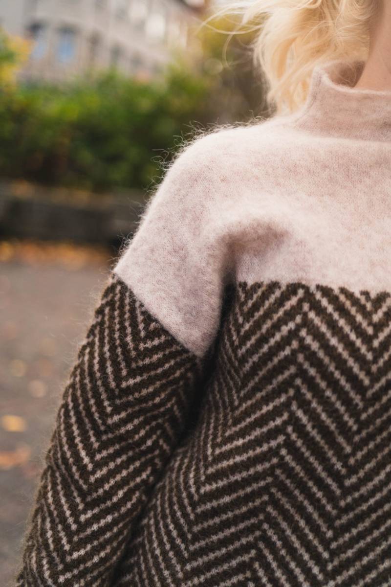 Alvīne Knit – premium augstās apkakles džemperis ar izsmalcinātu faktūru